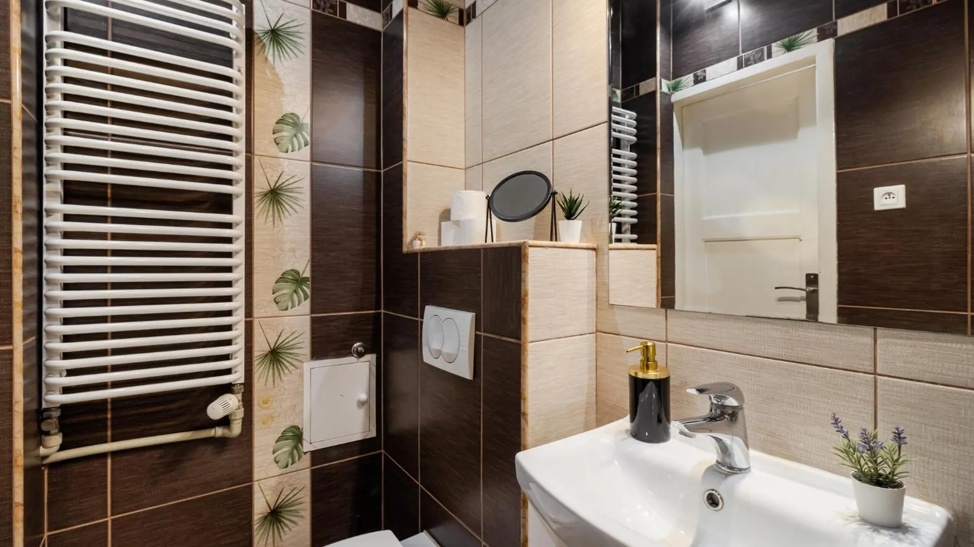Golden Apartments Warsaw - Huge Comfortable 4 Bedrooms Apartment - Old Town - Freta 0*,  Poland